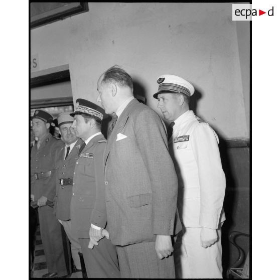 Fernand Grenier, commissaire à l'Air du Comité français de la libération nationale (CFLN), et les autorités militaires pendant l'exécution de la Marseillaise à Blida.