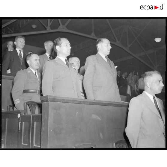 La tribune officielle pendant l'éxécution des hymnes à Blida.