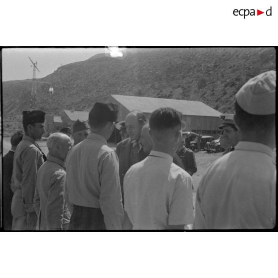 Fernand Grenier, commissaire à l'Air, visite le centre de vol à voile (sans moteur) du djebel Diss en compagnie du colonel de Brion où il se fait présenter les personnels.