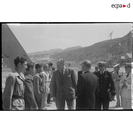 Fernand Grenier, commissaire à l'Air, visite le centre de vol à voile (sans moteur) du djebel Diss en compagnie du colonel de Brion où il se fait présenter les personnels.