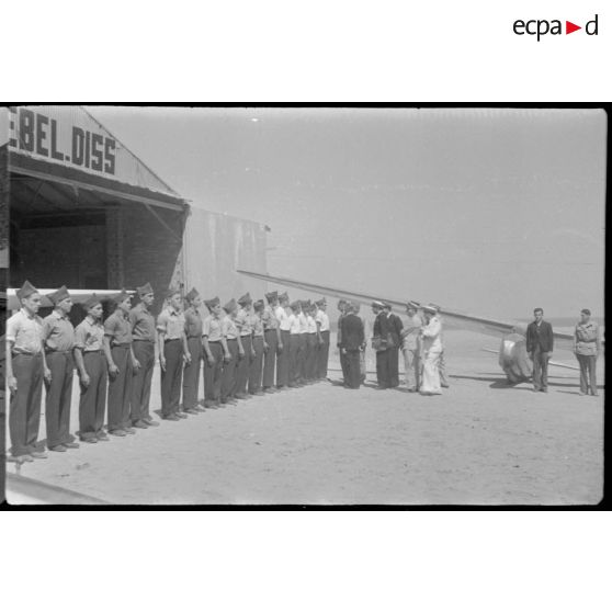 Fernand Grenier, commissaire à l'Air, visite le centre de vol à voile (sans moteur) du djebel Diss en compagnie du colonel de Brion où il se fait présenter les personnels.