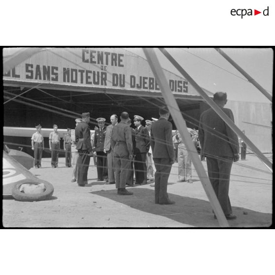 Fernand Grenier, commissaire à l'Air, visite le centre de vol à voile (sans moteur) du djebel Diss en compagnie du colonel de Brion où il se fait présenter les personnels.