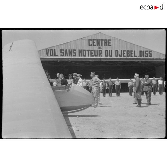 Fernand Grenier, commissaire à l'Air, visite le centre de vol à voile (sans moteur) du djebel Diss en compagnie du colonel de Brion où il se fait présenter les personnels.