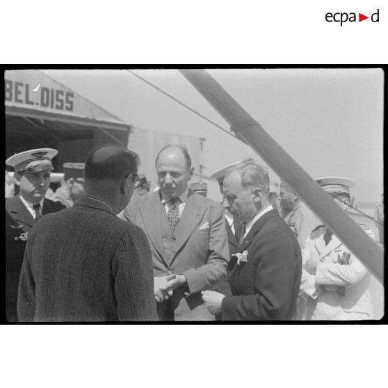 Fernand Grenier, commissaire à l'Air, visite le centre de vol à voile (sans moteur) du djebel Diss où il se fait présenter les personnels.