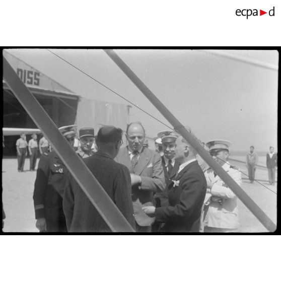 Fernand Grenier, commissaire à l'Air, visite le centre de vol à voile (sans moteur) du djebel Diss en compagnie du colonel de Brion où il se fait présenter les personnels.