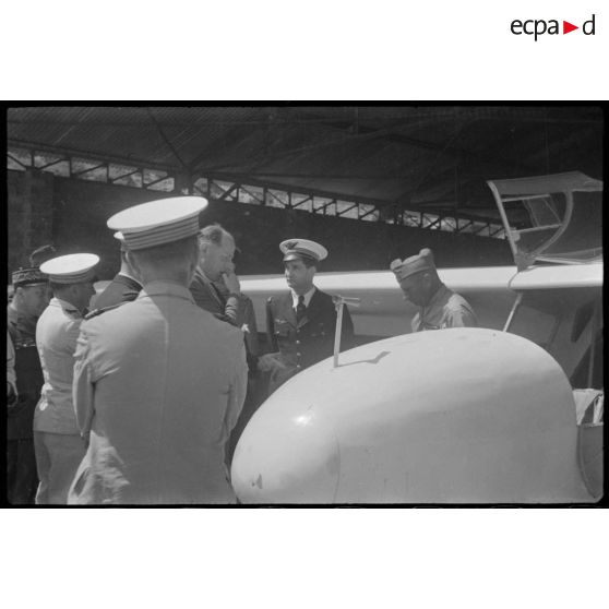 Lors de sa  visite du centre de vol à voile (sans moteur) du djebel Diss en compagnie du colonel de Brion, Fernand Grenier, commissaire à l'Air, s'entretient avec le lieutenant Meyzer.