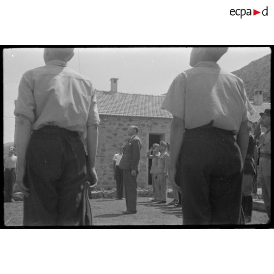 Montée des couleurs lors de la visite du centre de vol à voile (sans moteur) du djebel Diss de Fernand Grenier, commissaire à l'Air.