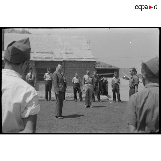 Lors de sa  visite du centre de vol à voile (sans moteur) du djebel Diss Fernand Grenier, commissaire à l'Air, prononce un discours destiné aux personnels.