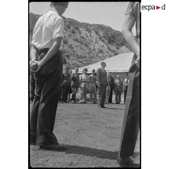 Lors de sa  visite du centre de vol à voile (sans moteur) du djebel Diss Fernand Grenier, commissaire à l'Air, prononce un discours destiné aux personnels.