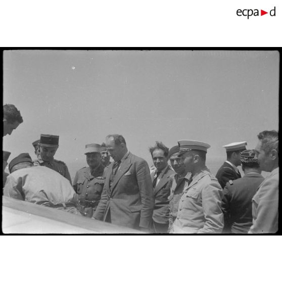Lors de sa  visite du centre de vol à voile (sans moteur) du djebel Diss, Fernand Grenier, commissaire à l'Air, monte dans un planeur.