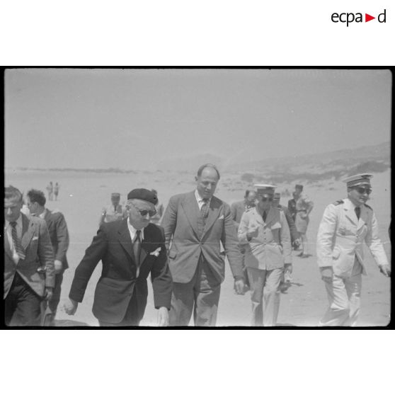 Départ de Fernand Grenier, commissaire à l'Air, à l'issue de sa  visite du centre de vol à voile (sans moteur) du djebel Diss.