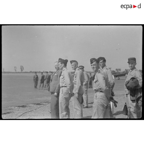 Lors de sa  visite du centre de vol à voile (sans moteur) du djebel Diss, Fernand Grenier, commissaire à l'Air, assiste à des essais en vol.