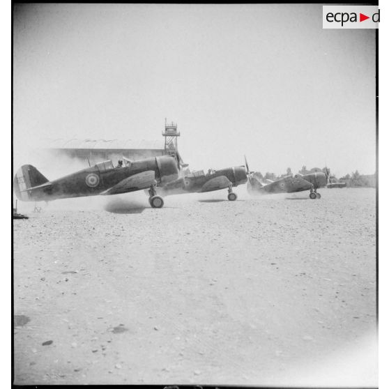 Décollage d'une patrouille d'avions Curtiss.