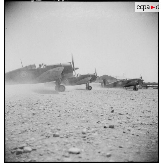 Décollage d'une patrouille d'avions Curtiss.