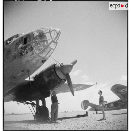 Gros plan sur l'avant d'un bombardier français.