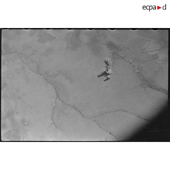 Vue aérienne des effets d'une bombe.