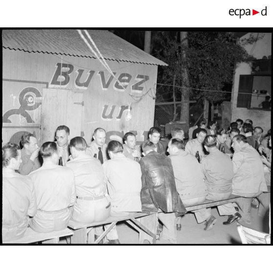 Repas du Service Cinématographique de l'Armée de l'Air à Sidi Ferruch.