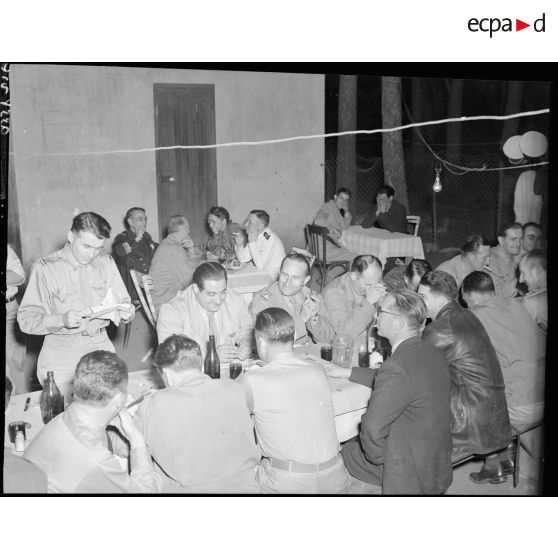 Repas du Service Cinématographique de l'Armée de l'Air à Sidi Ferruch.