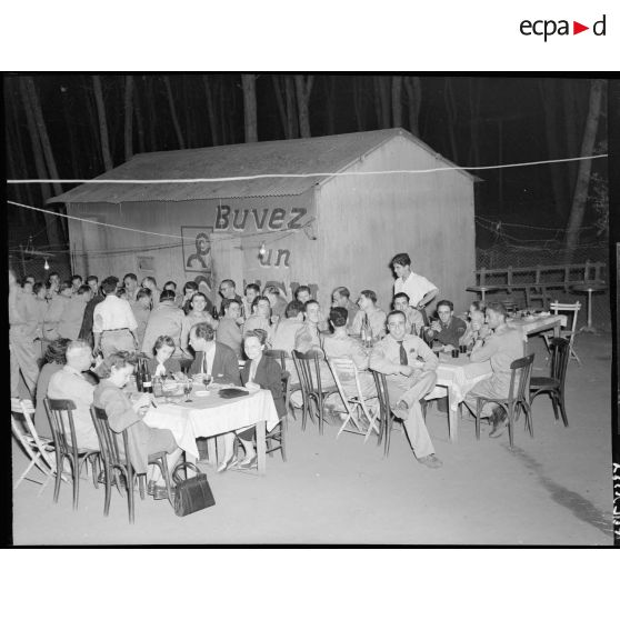 Repas du Service Cinématographique de l'Armée de l'Air à Sidi Ferruch.