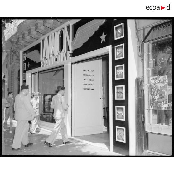 Le général Cathal suivi du lieutenant-colonel Bordes entrent dans la maison des ailes à Alger.