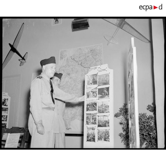 Le général Bouscat et le général Cathal examinant les journaux de guerre à la maison des ailes à Alger.