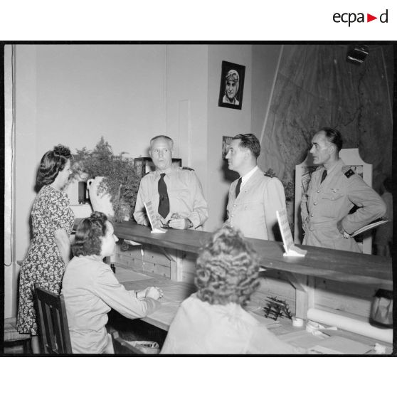 Les généraux Bouscat, Cathal et Laperre s'entretiennent avec le personnel féminin de la maison des ailes d'Alger.