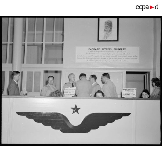Les généraux Bouscat, Cathal et Laperre et le lieutenant-colonel Bordes s'entretiennent dans les bureaux de la maison des ailes d'Alger.