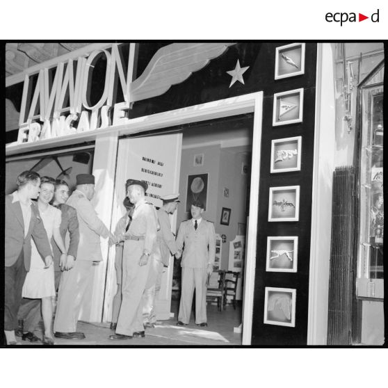 Les généraux Bouscat et Laperre après la visite prennent congé du général Cathal et du lieutenant-colonel Bordes à la maison des ailes d'Alger.