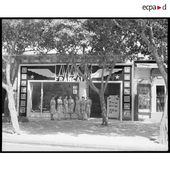 Le personnel féminin de la maison des ailes devant la maison des ailes d'Alger.