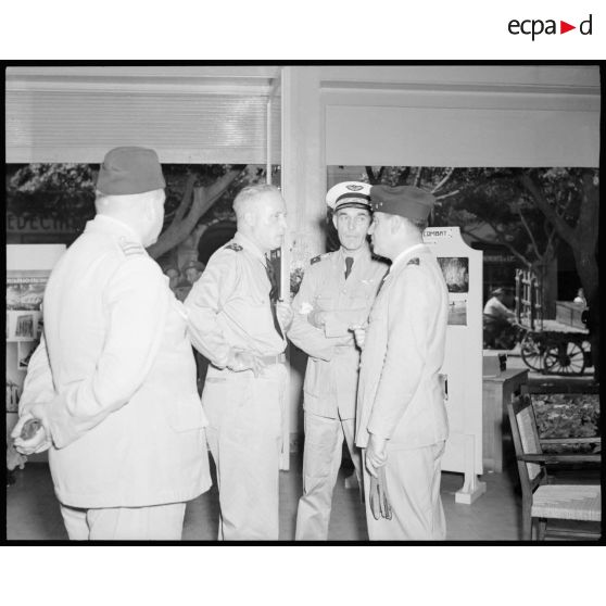 Entretien des généraux Bouscat, Cathal et Laperre à la suite de la visite de la maison des ailes d'Alger.