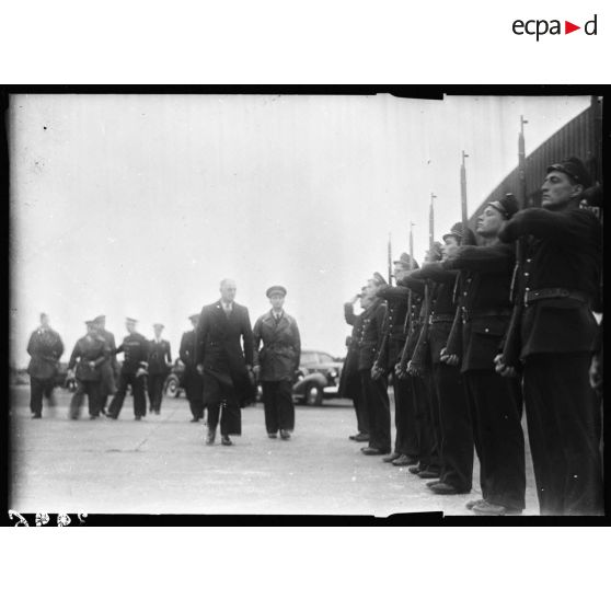 Revue des troupes par une personnalité.