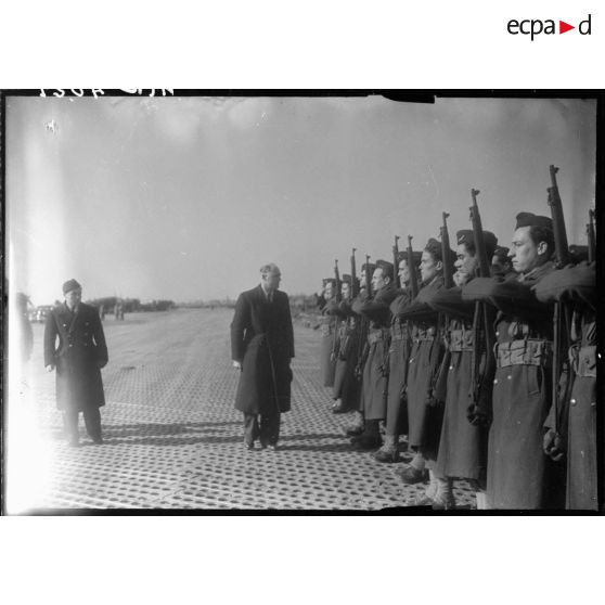 Passage en revue d'un détachement de fusiliers de l'Air par Charles Tillon.