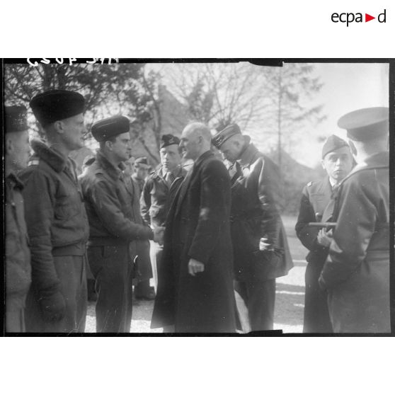 Charles Tillon avec les pilotes de chasse.