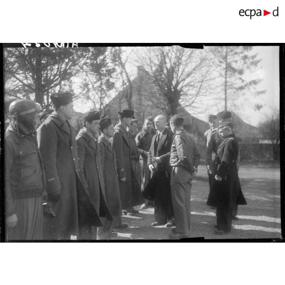 Charles Tillon avec les pilotes de chasse.