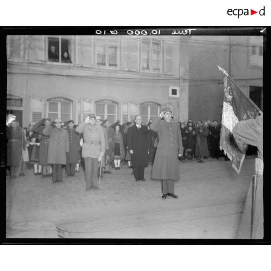 Prise d'armes en présence des généraux de Gaulle et de Lattre de Tassigny, commandant la 1re armée, et d'André Diethelm, ministre à la Guerre. [description provisoire]