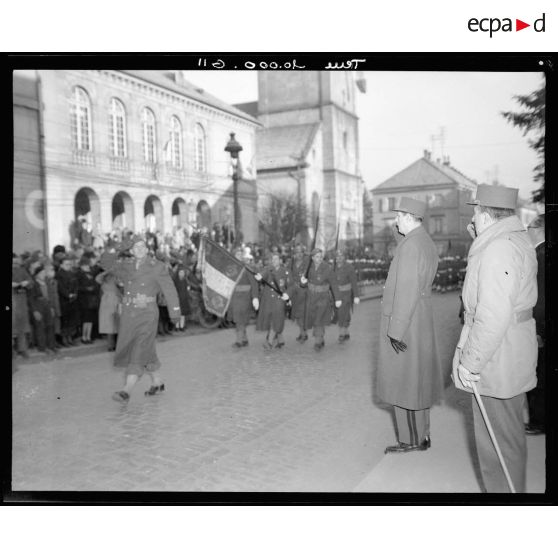 Prise d'armes en présence des généraux de Gaulle et de Lattre de Tassigny, commandant la 1re armée, et d'André Diethelm, ministre à la Guerre. [description provisoire]