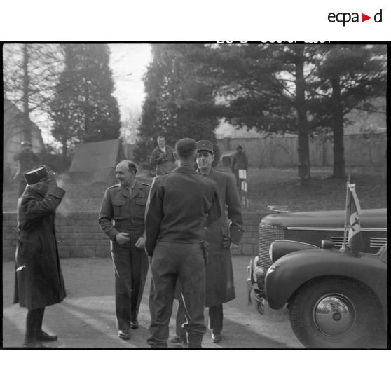 Visite du général de Gaulle au 2e corps d'armée (2e CA) sur le front des Vosges. [description provisoire]