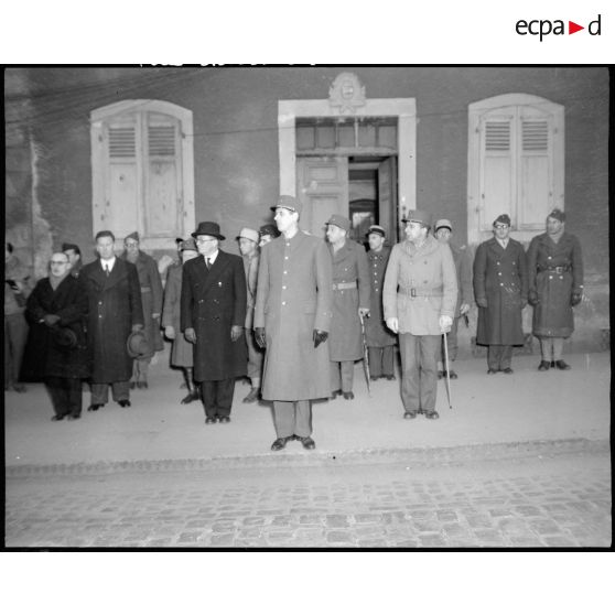 Prise d'armes en présence des généraux de Gaulle et de Lattre de Tassigny, commandant la 1re armée, et d'André Diethelm, ministre à la Guerre. [description provisoire]
