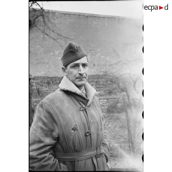 Portrait pris lors de la visite du général de Gaulle au 2e corps d'armée (2e CA) sur le front des Vosges. [description provisoire]