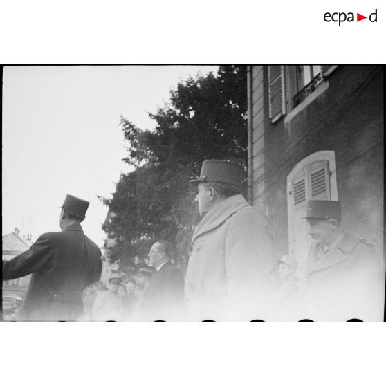 Visite du général de Gaulle au 2e corps d'armée (2e CA) sur le front des Vosges. [description provisoire]