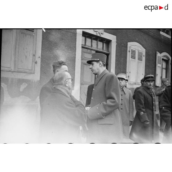 Visite du général de Gaulle au 2e corps d'armée (2e CA) sur le front des Vosges. [description provisoire]