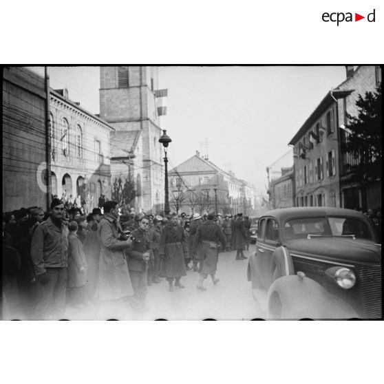 Prise d'armes en présence des généraux de Gaulle et de Lattre de Tassigny, commandant la 1re armée, et d'André Diethelm, ministre à la Guerre. [description provisoire]