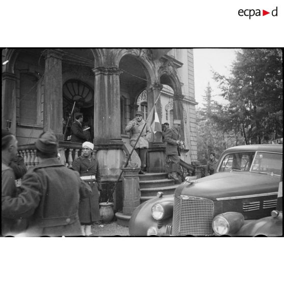Visite du général de Gaulle au 2e corps d'armée (2e CA) sur le front des Vosges. [description provisoire]