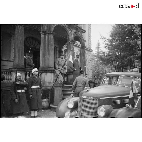 Visite du général de Gaulle au 2e corps d'armée (2e CA) sur le front des Vosges. [description provisoire]