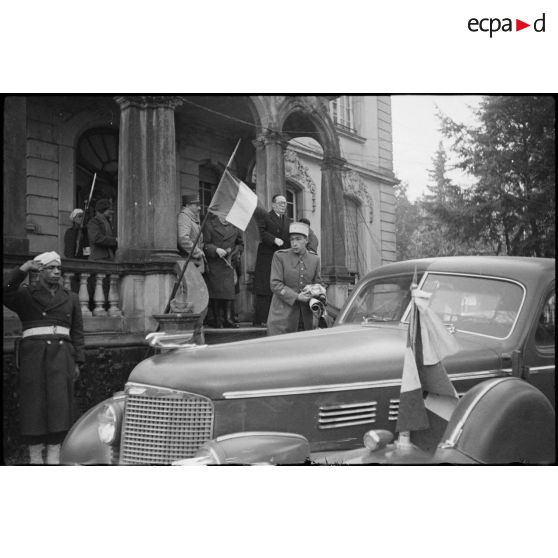 Visite du général de Gaulle au 2e corps d'armée (2e CA) sur le front des Vosges. [description provisoire]