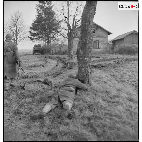Début décembre 1944, des fantassins de la 4e DMM (Division marocaine de montagne) mènent une contre-attaque dans la forêt de la Hardt (Harth) au nord-est de Mulhouse (Haut-Rhin), armés de mitrailleuses Sten et appuyés par les chars de la 1re DB (Division blindée). [description provisoire]