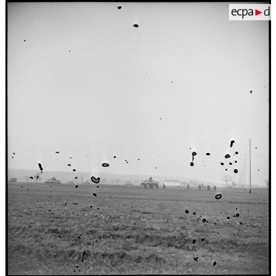 Début décembre 1944, des fantassins de la 4e DMM (Division marocaine de montagne) appuyés par les chars de la 1re DB (Division blindée), se déploient pour mener une contre-attaque dans la forêt de la Hardt (Harth) au nord-est de Mulhouse (Haut-Rhin). [description provisoire]