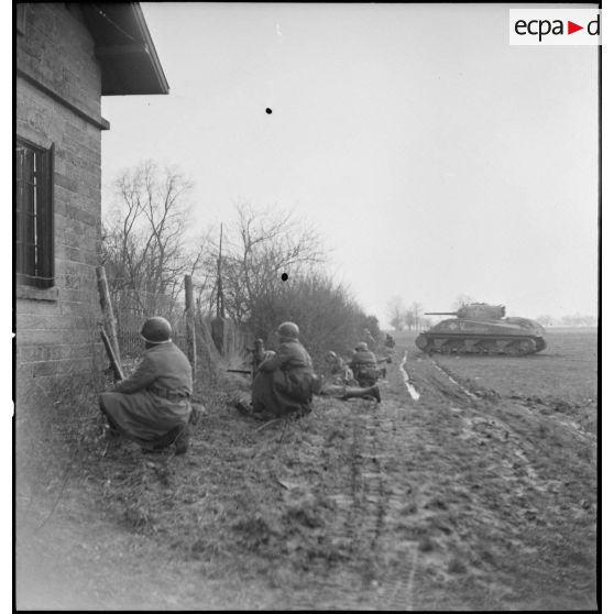 Début décembre 1944, des fantassins de la 4e DMM (Division marocaine de montagne) appuyés par les chars de la 1re DB (Division blindée), se déploient pour mener une contre-attaque dans la forêt de la Hardt (Harth) au nord-est de Mulhouse (Haut-Rhin). [description provisoire]