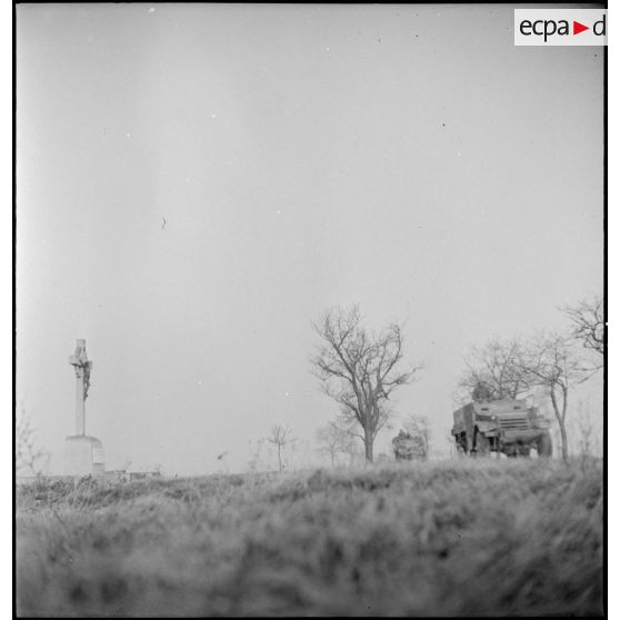 Des half-tracks progressent sur une route au nord-est de Mulhouse (Haut-Rhin) en appui de la 4e DMM (Division marocaine de montagne) pour mener une contre-attaque. [description provisoire]