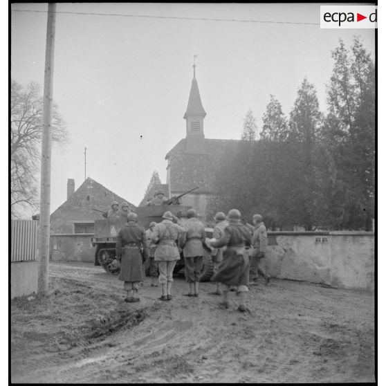 Le capitaine Camille Doré de la 1re DB (Division blindée) donne à son poste de commandement volant, ses instructions sur l'attaque que l'unité doit mener au nord-est de Mulhouse (Haut-Rhin). [description provisoire]